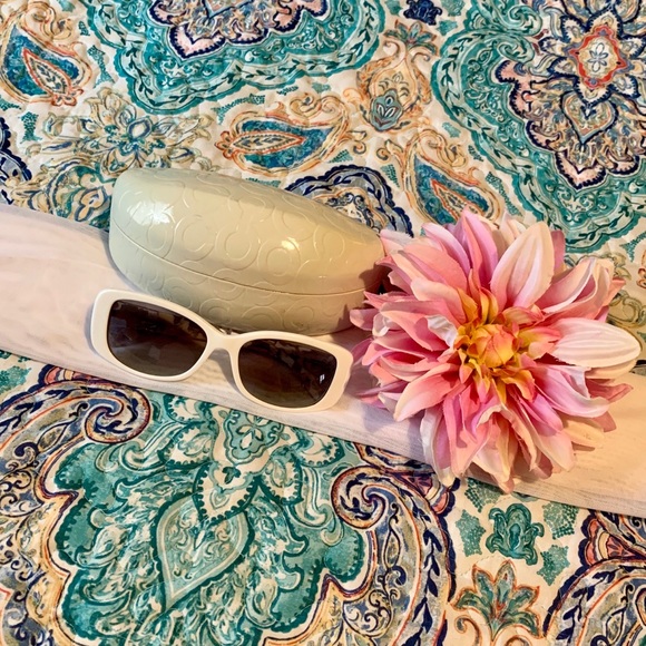 Coach Accessories - 🌸Authentic COACH Crystal Mosaic Sunnies🌸